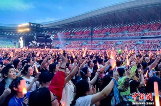 Singer Chou Chuan-hsiung performs in Qingdao on July 11, 2026. (Photo: China News Service)