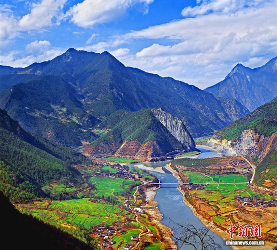 A view of the Jinsha River’s dry-hot valley. (Photo: China News Service/Fang Zhendong)