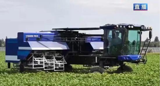 108-arm cotton-topping robot boosts efficiency in Xinjiang