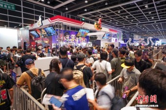 Visitors queue to enter the event. (Photo: China News Service/Zhang Xiangyi)