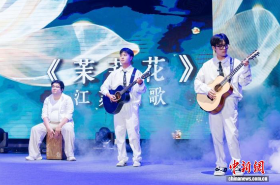 Taiwanese young musicians perform gentle folk tunes from the Yangtze River Delta region during the event. (Photo: China News Service)