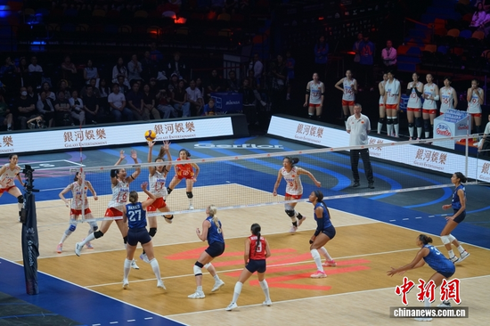 Team China (in white) competes against Team USA during the match, July 23, 2026. (Photo: China News Service/Zheng Jiawei)