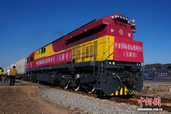 A train loaded with fresh vegetables departs from Yanhe Station on the China-Laos Railway in Yuxi, Yunnan Province on Jan. 26, 2026. (Photo: China News Service/Liu Ranyang)