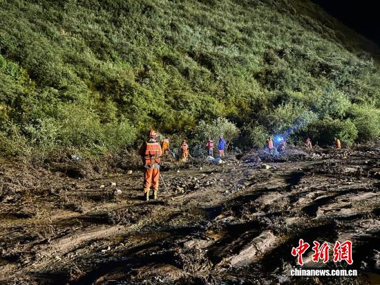 Rescue workers search for survivors after a flash flood hit the Shuangshimen scenic area in Weiyuan County, Gansu Province, on the night of July 26, 2026. (Photo: China News Service/Wang Muyu)