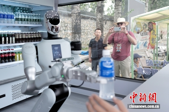 A robot serves as shop assistant in the Summer Palace in Beijing, September 5, 2025 (Photo: China News Service/Zhang Xiangyi)