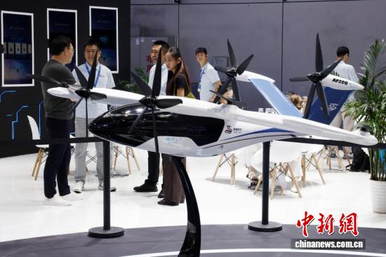 A flying car draws visitors’ attention during the 2026 International Low-Altitude Economy Expo held at the National Exhibition and Convention Center (Shanghai), July 22, 2026. (Photo/China News Service)