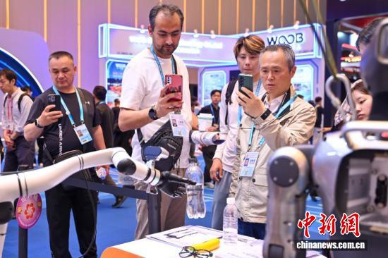 Visitors view service robots at the 139th China Import and Export Fair (Canton Fair) in Guangzhou, Guangdong Province, April 15, 2026. (Photo: China News Service/Chen Jimin)