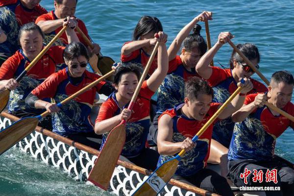 A Mandela Day dragon boat race is held at the V&A Waterfront in Cape Town, South Africa, on July 25, 2026. (Photo: China News Service)