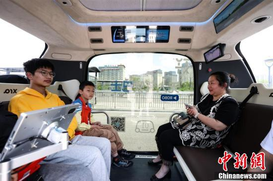 File photo: Passengers wait to get off a driverless bus. (Photo: China News Service/Qu Honglun)