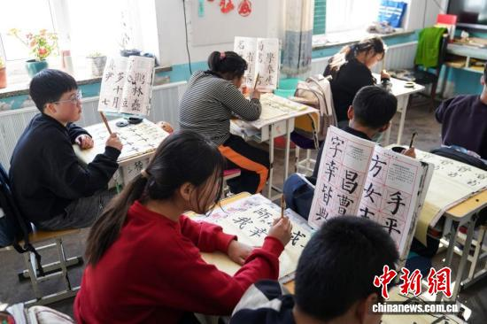 Children practice calligraphy at a rural school in Qiqihar, Heilongjiang province, March 4, 2026. (Photo: China News Service/Zhao Yuhang)