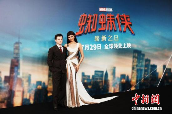 Tom Holland and Zendaya pose together at a fan event in Shanghai on July 24, 2026. (Photo: China News Service/Zhang Hengwei)