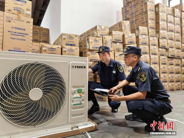 Customs officers inspect export-bound air conditioners. (Photo: provided by Guangzhou Customs)