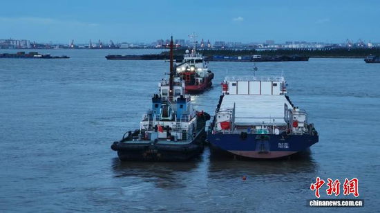 China’s first pure-electric inland container ship for export, a 182-TEU vessel, departs from Rugao Port in Jiangsu Province, July 28,2026. (Photo/China News Service)