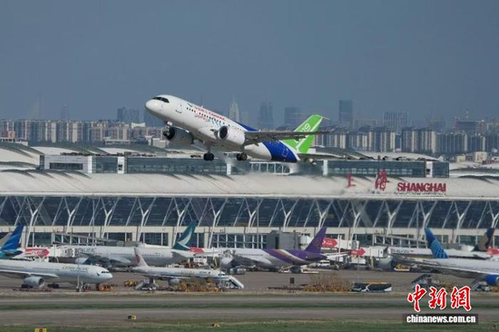 A C919 plateau variant takes off from Shanghai Pudong International Airport, July 29, 2026. (Photo: China News Service/Wang Jiliang)