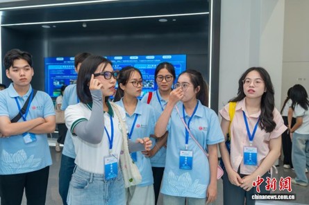 Participants try on AI smart glasses, July 28, 2026 (Photo: China News Service/ Lin Chunxiang)