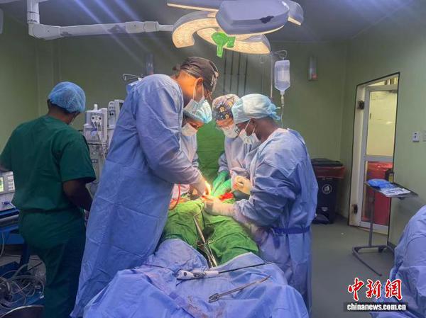 Dr. Li Yanyu and her team members during surgery. (Photo: provided to China News Service)