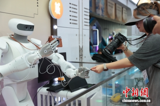 A robot interacts with a journalist in Shanghai, July 16, 2026. (Photo: China News Service/Yang Yuran)