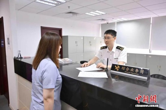 Customs officers handle customs declarations for the first imported supplies of the 48th WorldSkills Competition. (Photo: China News Service / Xie Zongying)