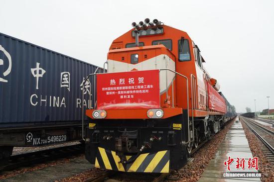 A freight train carrying postal parcels and cross-border e-commerce goods leaves Xinzheng East Station in central China’s Henan Province, July 30, 2026. (Photo: China News Service/Zhao Mengyang)