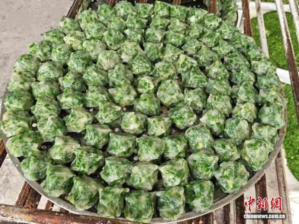 Popular among diners, chive rice-free kueh is seen at a market stall in Shantou on July 30, 2026. (Photo: China News Service)