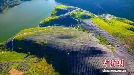 The photovoltaic power facilities along the bank of Hongjiadu Reservoir in Bijie City, Guizhou Province, July 13, 2026. (Photo: China News Service/Shi Kaixin)