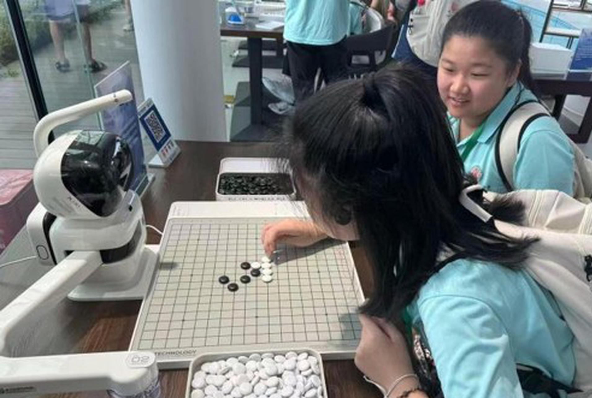 Students from 7 countries explore technology and culture in Chengdu