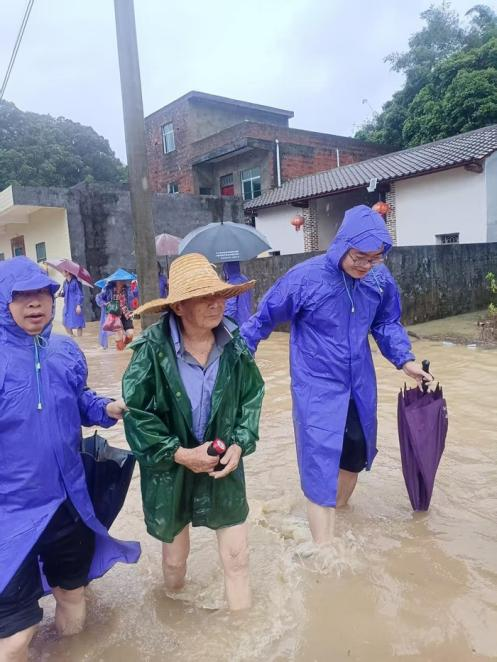 Village officials go door to door, urging residents in low-lying areas to evacuate to designated shelters. (Photo provided to China News Service)