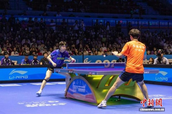 Wang Chuqin (L) of Shandong Weiqiao Xiangshang competes against Ning Xiankun from Anhui Zhongcheng Yinhe during the league match at Xiongan Sports Center on July 29, 2026. (Photo: China News Service / Li Xin)
