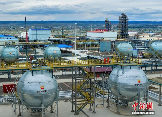 Employees inspect the liquefied petroleum gas storage tank area at the No. 81 natural gas processing station of Xinjiang Oilfield’s No. 2 Oil Production Plant. (Photo: China News Service/Min Yong)