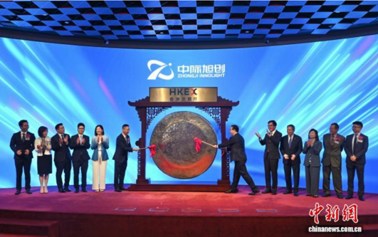 Executives of Zhongji Innolight Co., Ltd. at the ceremony as the company lists on the Hong Kong Stock Exchange, July 30, 2026. (Photo: China News Service)