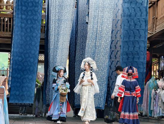  Guangxi town sees summer tourist peak