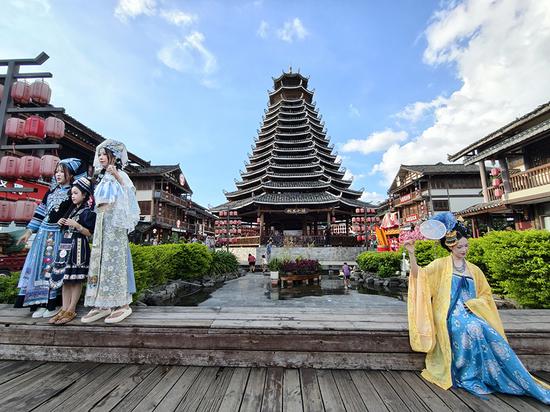  Guangxi town sees summer tourist peak