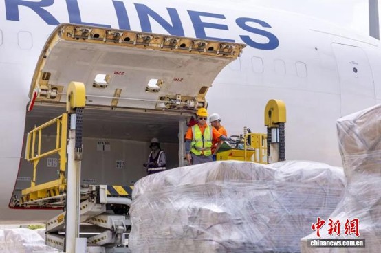Cargo is loaded onto the Tbilisi-Haikou-Milan flight at Haikou Meilan International Airport on August 1. (Photo: China News Service)
