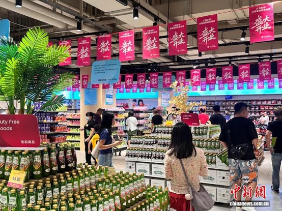 Customers visit the Wanghao duty-free store, one of the newly opened outlets in Wenchang, Hainan Province. (Photo: China News Service)