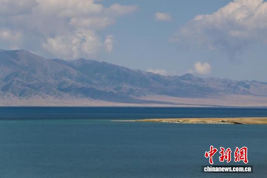Photo taken on Aug. 7, 2025 shows the Sayram Lake in Xinjiang Uygur Autonomous Region.  (Photo/China News Service)