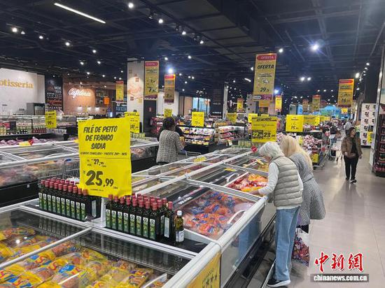 People shop at a supermarket in Brazil. (Photo: China News Service/Lin Chunyin)