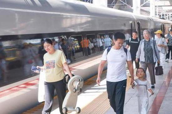 China Railway records 430 million passenger trips since 2026 summer vacation