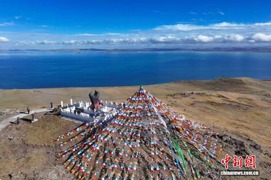An aerial view shows the tranquil autumn scenery of Eling Lake at the source of the Yellow River on Sept. 20, 2025. (Drone photo: China News Service/Ma Mingyan)