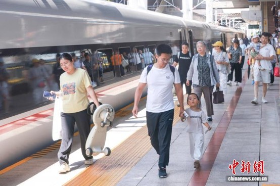 Travelers arrive at Beijing West Railway Station on August 1, 2026. (Photo: China News Service/ Jia Tianyong)