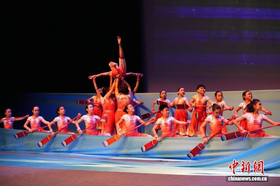Dancers perform at the China-Malaysia International Culture and Art Performance and Exhibitionon, August 2, 2026. (Photo: China News Service/Liu Yuying)