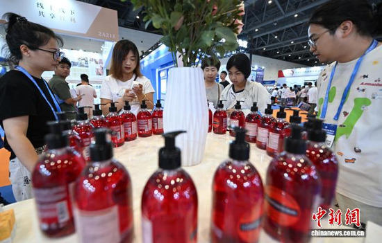 Visitors view cross-border e-commerce products at the 2026 Global Cross-Border E-Commerce Trade Expo in Hangzhou, Zhejiang Province, on July 10, 2026. (Photo: China News Service/Wang Gang)