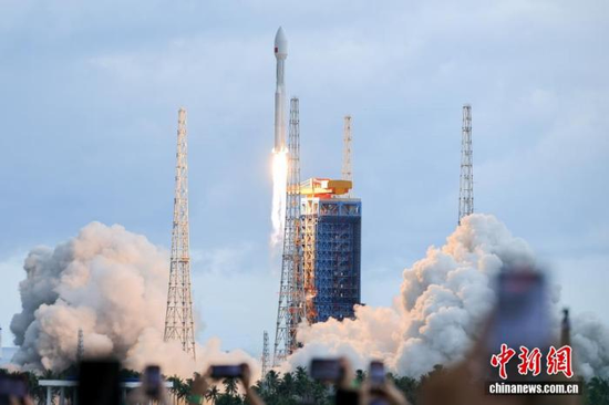 A Long March-8A carrier rocket, carrying the 23rd group of the low-orbit internet constellation, blasts off from the Hainan commercial spacecraft launch site in Wenchang, south China's Hainan Province, Aug. 4, 2026. (Photo: China News Service/Luo Yunfei)