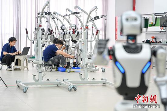 Technicians debug humanoid robots in Shenzhen, Guangdong Province, April 12, 2026. (Photo/China News Service)