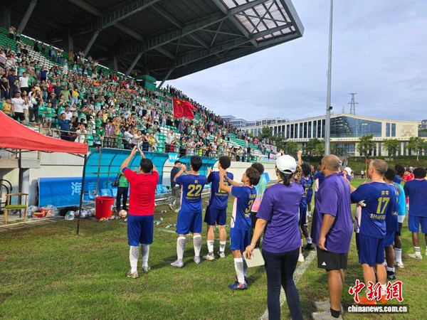 Players and spectators greet each other after a friendly match between Qiongzhong’s football team and a U.S. college team in Qiongzhong Li and Miao Autonomous County, Hainan Province, August 6, 2026. (Photo: China News Service/ Wang Xiaobin)