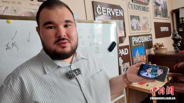 Vitaly at Russia’s Higher School of Economics shows his favorite AI Chinese short dramas. (Photo: China News Service/Lyu Shengnan)