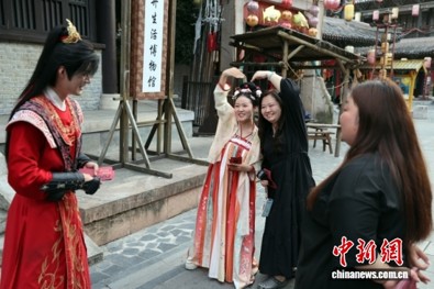 Visitors interact with performers at Hengdian World Studios in Dongyang, Zhejiang Province, on Oct. 13, 2025. (File photo: China News Service/Mao Jianjun)