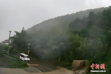 Xiong Fei applies his emergency brakes moments before the landslide. (Photo/Changyang Media Center)