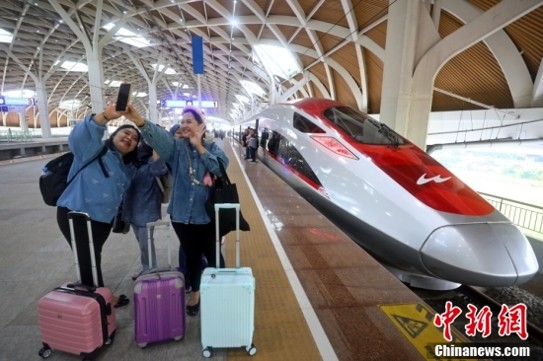 Passengers pose for photos with a high-speed train at Halim Station in Jakarta, Indonesia, on May 24, 2025. (File photo: China News Service/Li Zhiquan)