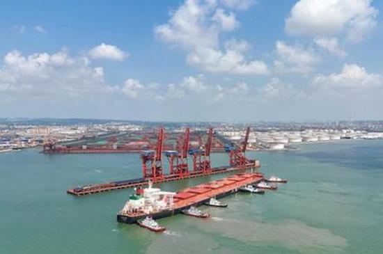 400,000DWT ore carrier berths at Zhanjiang Port