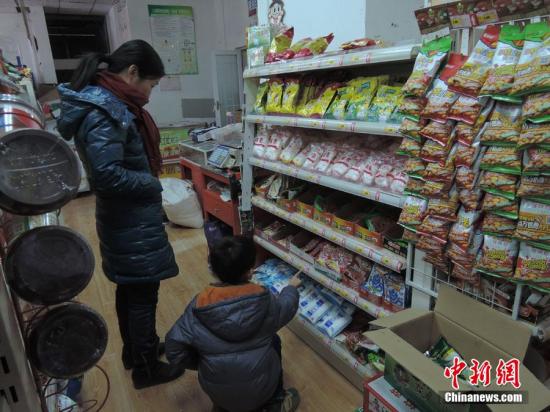 People on minimum living allowance can obtain free rice, flour, oil, and small household appliances, by presenting a voucher in a supermarket. (File photo)
